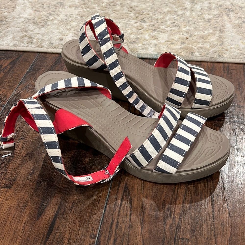 Crocs Leigh White Gray Stripe‎ Red Ankle Strap Wedge Sandals 15313 Womens Size 9